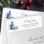 Etiqueta Winter Blue Jay Christmas Return Endereço<br><div class="desc">Estas etiquetas de endereço de volta de Natal no inverno apresentam um jay azul-aquarela empoleirado em boughes de pínus nevados com bagas azuis.</div>