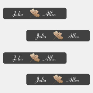 Etiquetas Cinzas modernas e ferro magro branco sobre o vestu