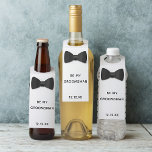 Etiquetas de Dissipador Preto para Frasco com padr<br><div class="desc">Peça aos seus colegas que sejam um dos seus padrinhos de casamento com uma garrafa de vinho. Como podem eles dizer não a isso? O design apresenta um simples vínculo de arco preto com espaço para sua proposta. Deixei o inverso intencionalmente preto para que possa escrever uma mensagem pessoal.</div>