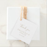 Etiquetas de Favor de Casamento Simples e Dourado<br><div class="desc">Estas simples etiquetas minimalistas de casamento são perfeitas para um casamento moderno. O design simples e elegante apresenta a tipografia clássica e de rico em ouro. Torne as etiquetas suas, incluindo seus nomes, o evento (se aplicável) e a data. Essas etiquetas favoritas podem complementar uma recepção de casamento, chá de...</div>