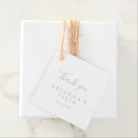 Etiquetas de Favor de Casamento Simples e Dourado<br><div class="desc">Estas simples etiquetas minimalistas de casamento são perfeitas para um casamento moderno. O design simples e elegante apresenta a tipografia clássica e de rico em ouro. Torne as etiquetas suas, incluindo seus nomes, o evento (se aplicável) e a data. Essas etiquetas favoritas podem complementar uma recepção de casamento, chá de...</div>