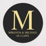 Etiquetas Favor do Casamento do Monograma Elegante Preto e D<br><div class="desc">Um design elegante com um monograma,  nome e data no estilo de fonte dourada serif em fundo preto. Note que os detalhes da folha são simulados no trabalho de arte. Não será utilizada nenhuma folha de alumínio real no fazer deste produto.</div>