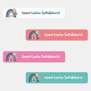 Etiquetas Ferro na roupa de uma garota bonita do arco-íris