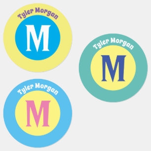 Etiquetas Nome e monograma da criança em círculos coloridos 