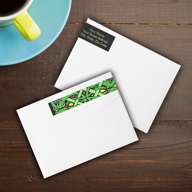 Etiquetas Ornamentado Irlandês Celtic Knot (Intricate green, red, blue, yellow Irish Celtic knot pattern on wrap around return address labels.)