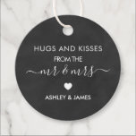 Etiquetas Para Lembrancinhas Abraços e beijos do Sr. e Sra. Chalkboard<br><div class="desc">Estas são as etiquetas de presentes perfeitas. Você pode personalizar texto frontal e traseiro.</div>