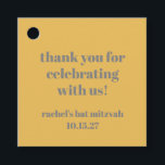 Etiquetas Para Lembrancinhas Bat Mitzvah, Cinza Amarelo Frio Personalizado Obri<br><div class="desc">Esta etiqueta personalizada do Bat Mitzvah é desenhada em uma mostarda amarela arrojada com tipografia de cinza minimalista, fornecendo um toque moderno e na moda para as manobras de eventos. Apresentando uma mensagem sincera de "obrigado para comemorar conosco!", o crachá é personalizado com o nome do celebrante do Bat Mitzvah...</div>
