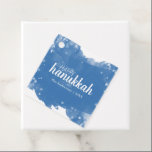 Etiquetas Para Lembrancinhas Blue Watercolor Snowflake Feliz Feriado de Hanukka<br><div class="desc">Na moda e diversão,  esses bonecos modernos são o complemento perfeito para sua celebração de feriado. Apresenta nuvem de aquarela azul e flocos de neve brancos. Personalize o texto branco para ajustado do seu nome de família e ano. Feliz Hanukkah!</div>