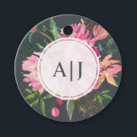 Etiquetas Para Lembrancinhas Casamento Botânico Floral Rosa Rubi<br><div class="desc">Desenho botânico floral de peônia rosa rubi com flores pintadas em aquarela em tons de pêssego e rosa e folhagem verde exuberante contra um fundo preto suave. Basta adicionar suas iniciais de monograma elegantes. Perfeito para adicionar um toque pessoal chique aos seus presentes de casamento. Se precisar de ajuda ou...</div>