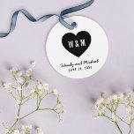 Etiquetas Para Lembrancinhas Casamento Cardíaco do Monograma Branco e Preto<br><div class="desc">Um monograma minimalista moderno, a favor do casamento, com um coração negro. Personalize-o substituindo o texto do marcador de posição por seus detalhes. Para obter mais opções, como alterar a fonte e seu tamanho, clique no botão "Personalizar". *Observe que a Marca d'água do Zazzle que aparece na visualização de zoom...</div>