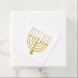 Etiquetas Para Lembrancinhas Casamento de Velas Festivas Menorah Hanukkah Celes<br><div class="desc">Velas de folha de ouro falsa para a comemoração de Chanucá. A ilustração menorah Whimsical com estrelas brancas cobria velas celestiais em um falso suporte de velas menorah dourada. Menorah elegante casamento estrelado Hanukkah ilustrava presentes de design e produtos de papel.</div>