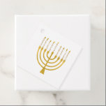 Etiquetas Para Lembrancinhas Casamento de Velas Festivas Menorah Hanukkah Celes<br><div class="desc">Velas de folha de ouro falsa para a comemoração de Chanucá. A ilustração menorah Whimsical com estrelas brancas cobria velas celestiais em um falso suporte de velas menorah dourada. Menorah elegante casamento estrelado Hanukkah ilustrava presentes de design e produtos de papel.</div>