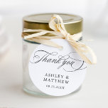 Etiquetas Para Lembrancinhas Casamento Romântico da Caligrafia Suave Obrigado<br><div class="desc">Este obrigado preto e branco você favorece a etiqueta com a elegante e romântica carta caligráfica suave com seus nomes,  data e obrigado que você envia no verso. Para uma personalização mais avançada deste design,  clique no BOTÃO FERRAMENTA DESIGN AZUL acima!</div>