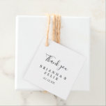 Etiquetas Para Lembrancinhas Casamento Simples Minimalista<br><div class="desc">Estas simples etiquetas minimalistas de favoritos são perfeitas para um casamento moderno. O design simples e elegante apresenta a tipografia de scripts clássicos e ricos em preto e branco. Torne as etiquetas suas, incluindo seus nomes, o evento (se aplicável) e a data. Essas etiquetas favoritas podem complementar uma recepção de...</div>