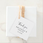 Etiquetas Para Lembrancinhas Casamento Simples Minimalista<br><div class="desc">Estas simples etiquetas minimalistas de favoritos são perfeitas para um casamento moderno. O design simples e elegante apresenta a tipografia de scripts clássicos e ricos em preto e branco. Torne as etiquetas suas, incluindo seus nomes, o evento (se aplicável) e a data. Essas etiquetas favoritas podem complementar uma recepção de...</div>