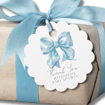 Etiquetas Para Lembrancinhas Chá de fraldas azul Elegante<br><div class="desc">Essa etiqueta simples e fofa de obrigado, você pendura, apresenta um adorável arco azul-d'água no topo. Abaixo, "Obrigado" é escrito em um roteiro elegante, com o nome da futura mãe em uma fonte serif clássica embaixo. Projetada em um encantador círculo de borda de escala, esta etiqueta pode ser personalizada para...</div>