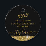 Etiquetas Para Lembrancinhas Elegante Ouro Preto Brilho Obrigado Personalizado<br><div class="desc">Etiquetas de festa pretas redondas elegantes com borda de brilho dourado e purpurina em um fundo preto com texto personalizado "xoxo obrigado", perfeito para um aniversário moderno e chique, bat mitzvah, Quinceañera, chá de bebê, festa de despedida de solteira ou formatura. Edite fontes, cores e layout para criar um presente...</div>