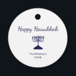 Etiquetas Para Lembrancinhas Feliz Hanukkah Blue Menorah<br><div class="desc">Feliz Holiday Feriado Hanukkah,  com uma simples design de menorah azul e tipografia. Com a inscrição personalizável branca,  você pode adicionar seu próprio texto. Uma forma excelente de celebrar com amigos e entes queridos.</div>