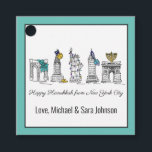Etiquetas Para Lembrancinhas Feliz Hanukkah da Nova Iorque NYC Chanukah<br><div class="desc">Design apresenta uma ilustração original do Nova Iorque "vestido" para a época de férias. Apenas personalize para um presente de feriado ou um favor de festa divertidos. Este design também está disponível em outros produtos. Também estão disponíveis designs de coordenação. Não vê o que está procurando? Entre em contato com...</div>