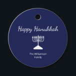 Etiquetas Para Lembrancinhas Feliz Hanukkah Simples Menorah Azul Branco<br><div class="desc">Feriado Feliz Hanukkah Blue Holiday,  com uma simples design de menorah branca e tipografia. Com a inscrição personalizável branca,  você pode adicionar suas próprias informações. Uma forma festiva de celebrar com amigos e entes queridos.</div>