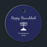 Etiquetas Para Lembrancinhas Feliz Hanukkah Simples Menorah Azul Branco<br><div class="desc">Feriado Feliz Hanukkah Blue Holiday,  com uma simples design de menorah branca e tipografia. Com a inscrição personalizável branca,  você pode adicionar suas próprias informações. Uma forma festiva de celebrar com amigos e entes queridos.</div>
