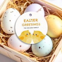 Felz pascoa com duas galinhas pequenas