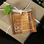 Etiquetas Para Lembrancinhas Floral de Madeira de Casca Rústica<br><div class="desc">Personalize as encantadoras etiquetas de favores da madeira do país russo para uso no seu evento informal de casamento,  chá de panela ou festa de celeiro de aniversário. Cada etiqueta personalizável casual,  porém elegante,  apresenta uma fotografia de fazenda fechada de madeira de celeiro acabada marrom com flores brancas.</div>