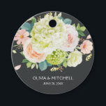 Etiquetas Para Lembrancinhas Flores de Aguarela de Primavera<br><div class="desc">Linda aguarela de hortênsias brancas e verdes com rosas cor-de-rosa e creme,  margaridas,  pequenas flores e folhas criam estas etiquetas de favor com seus detalhes em letras brancas elegantes em um fundo escuro. ITENS correspondentes em nossa loja.</div>