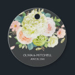 Etiquetas Para Lembrancinhas Flores de Aguarela de Primavera<br><div class="desc">Linda aguarela de hortênsias brancas e verdes com rosas cor-de-rosa e creme,  margaridas,  pequenas flores e folhas criam estas etiquetas de favor com seus detalhes em letras brancas elegantes em um fundo escuro. ITENS correspondentes em nossa loja.</div>