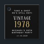 Etiquetas Para Lembrancinhas Funny Vintage 50th Festa de aniversário Black<br><div class="desc">Negros,  brancos e dourados são a favor de etiquetas para o seu 50º aniversário. Personalize "Tome uma Fotografia Ele Ainda Está Quente" e "Vintage" se desejar,  seu ano de nascimento,  nome e data de festa de aniversário.</div>