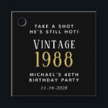 Etiquetas Para Lembrancinhas Funny Vintage aniversário de 40 anos Black Party<br><div class="desc">Preto engraçado,  branco e partido dourado favorecem etiquetas para o seu aniversário de 40 anos. Personalize "Tome uma Foto,  Ele Ainda Está Quente" e "Vintage",  se desejar,  o ano em que foi nascer,  o seu nome e a data da festa de aniversário.</div>