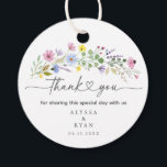 Etiquetas Para Lembrancinhas Jardim Romântico Boho Flor Silvestre Obrigada<br><div class="desc">Adicione um toque final emocionante às lembrancinhas do seu casamento com estas etiquetas de agradecimento de flores silvestres em aquarela. Apresentando um spray de flores pintadas à mão em rosa, roxo, amarelo e azul com escrita elegante que diz “obrigado”, esta etiqueta redonda é personalizada com seus nomes e data de...</div>