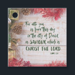 Etiquetas Para Lembrancinhas KJV Luke Bíblia Verse Christmas Square Sticker<br><div class="desc">KJV Luke Bíblia Verse Etiquetas de Natal. O fundo de madeira branca com design inspirado em vintage, apresentando o verso bíblia Luke 2, 'para ti é nascer este dia, na cidade de David, um Salvador, que é o Cristo Senhor. " Encontre mais na nossa Coleção de Natal KJV no Compro...</div>