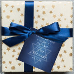 Etiquetas Para Lembrancinhas Modern Bat Mitzvah Blue Star do Partido Personaliz<br><div class="desc">Belas e profundas sombras de azul escuro criam uma textura como água neste crachá de favorito do Bat Mitzvah. Escrita elegante e minimalista com o nome da sua filha na sutil Estrela de David para comemorar a sua vinda judia.</div>