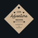 Etiquetas Para Lembrancinhas Nossa aventura começa corações e setas<br><div class="desc">Uma etiqueta de favor de casamento com seus nomes no fundo. O design diz "Nossa aventura começa" com corações amorosos e uma flecha. Um belo desenho romântico para o seu dia de casamento.</div>