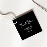 Etiquetas Para Lembrancinhas Preto-branco e doce | Casamento Obrigado<br><div class="desc">Essas etiquetas de favoritos de casamento preto,  simples e na moda,  mostram uma tipografia branca,  estilo vintage,  que diz "obrigado você". Um olhar elegante e clássico minimalista que ainda é único e contemporâneo.</div>