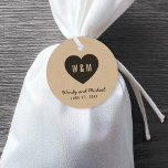 Etiquetas Para Lembrancinhas Rustic Monogramas Hearding Kraft<br><div class="desc">Monograma de casamento da Rústica kraft com etiqueta de favor apresentando um coração de cinza escura. Personalize-o substituindo o texto do marcador de posição por seus detalhes. Para obter mais opções, como alterar a fonte e seu tamanho, clique no botão "Personalizar". *Observe que a Marca d'água do Zazzle que aparece...</div>