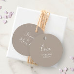 Etiquetas Para Lembrancinhas Sandy Beige - Marcas De Favor Do Casamento<br><div class="desc">Essas etiquetas favoritas exclusivas apresentam o nome da noiva e do noivo em uma fonte moderna de escrita manual em uma cor sólida de bege arenoso. A placa se reverte para uma cor complementar com espaço para personalização. Use-os para presentes de propostas de damas de honra, obrigado de hóspedes de...</div>