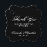 Etiquetas Para Lembrancinhas Simples Chic Black Obrigado Casamento<br><div class="desc">Estas bonitas etiquetas de favor são simples,  clássicas,  eternos e elegantes. A design apresenta um fundo preto com letras brancas legadas em letras de texto: Obrigado por celebrar conosco. Há espaço para os nomes dos casais e a data do casamento.</div>