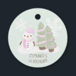 Etiquetas Para Lembrancinhas Snowman Christmas<br><div class="desc">O Natal de Snowman Comemora o aniversário de inverno do seu filho com este bonitinho e bonitão a vestir um chapéu e lenço cor-de-rosa pastel. Este tema é ideal para o seu pequeno aniversário de inverno ou para a festa de Natal da criança. O design é completamente personalizável. Veja o...</div>