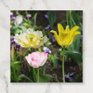 Etiquetas Para Lembrancinhas Tulipas brancas, cor-de-rosa e amarelas no jardim