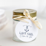 Etiquetas Para Lembrancinhas Última Vela Antes do Véu Despedida de Solteira Náu<br><div class="desc">Defina o cenário para sua despedida de solteira náutica ou de barco com essas adoráveis etiquetas personalizadas redondas. O design apresenta uma ilustração de um navio azul-marinho encimada por um pequeno coração, com duas linhas de texto personalizado abaixo; mostrado com "Última Vela Antes do Véu". Adicione o nome da noiva...</div>