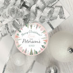 Etiquetas Para Lembrancinhas Vintage Chic Merry Christmas Tres PINK & Green<br><div class="desc">Este natal vintage do Círculo das Árvores com "Feliz Natal! Love, The [Family Name], and year, apresenta o trendy blush cor-de-rosa e sage verde design e é o perfeito adesivo de inverno maravilhoso para adicionar aos seus envelopes de cartas, sacos de presente, caixas de biscoitos, presentes envoltos nesta temporada de...</div>
