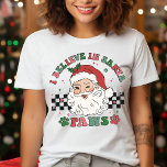 Eu Acredito Em Papais noeis Patas Retraindo O Pão<br><div class="desc">Eu acredito em Papais noeis As patas retrógradas de Cachorro de Natal Festivo Camisa tríplice festiva apresenta o texto "Eu acredito em Papais noeis-patas" na tipografia moderna em torno de um Papai noel retrógrado feliz em um fundo de pranchas preto e branco acentuado com estampas. Perfeito para presentes de Natal,...</div>