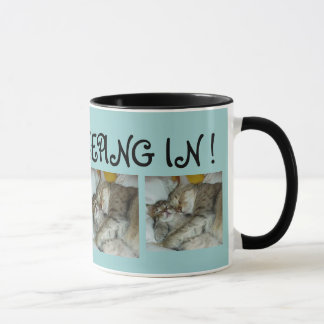 Eu amo dormir dentro! Caneca de café do gato