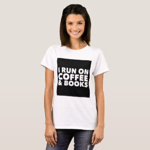 Eu funciono no café e na camiseta do branco dos