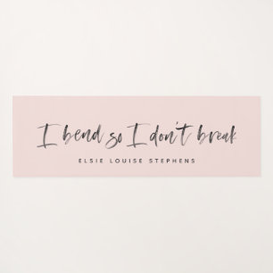 Eu me curvo para não quebrar o tapete de yoga.