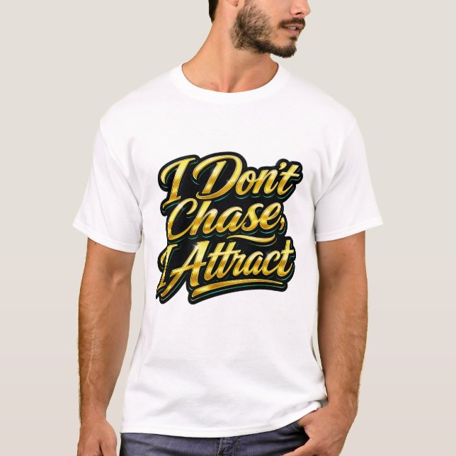 Eu Não Persigo Eu Atraio Camiseta Citação Script D (Frente)