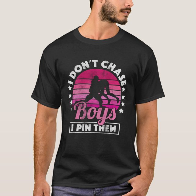 Eu Não Persigo Meninos Eu Os Prendo   Camiseta de  (Frente)