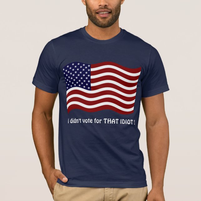 Eu não votei naquele idiota! Camiseta (Frente)
